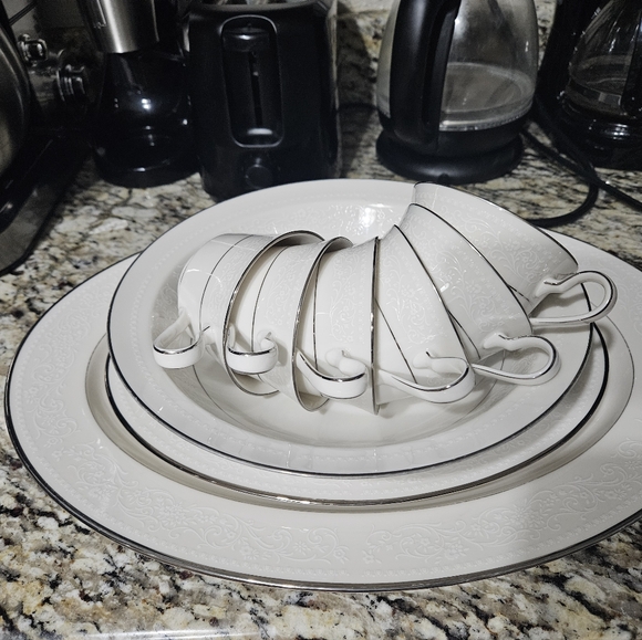 Noritake dinnerware - Picture 2 of 9